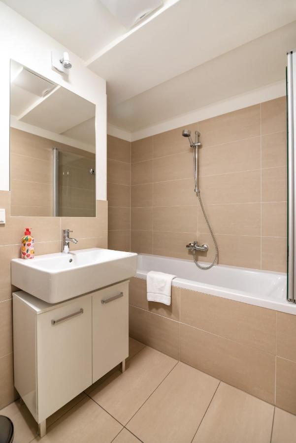 Quiet And Cozy Next To Mariahilfer Strasse And Naschmarkt With Ac, Minimum 30 Nights Apartament Wiedeń
